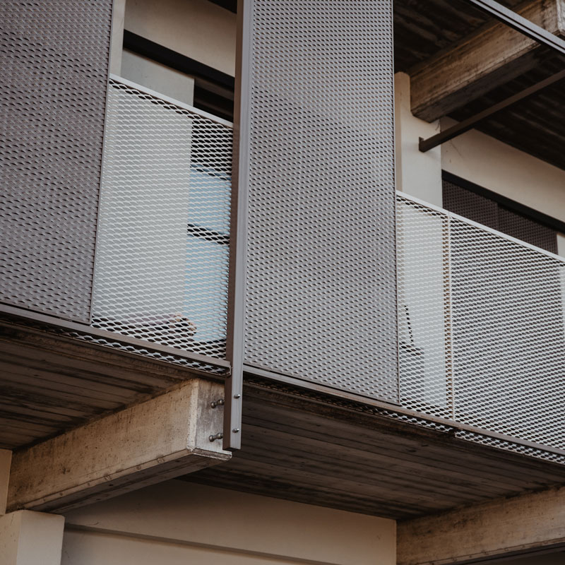 Dettaglio balcone di un condominio a Solbiate Arno